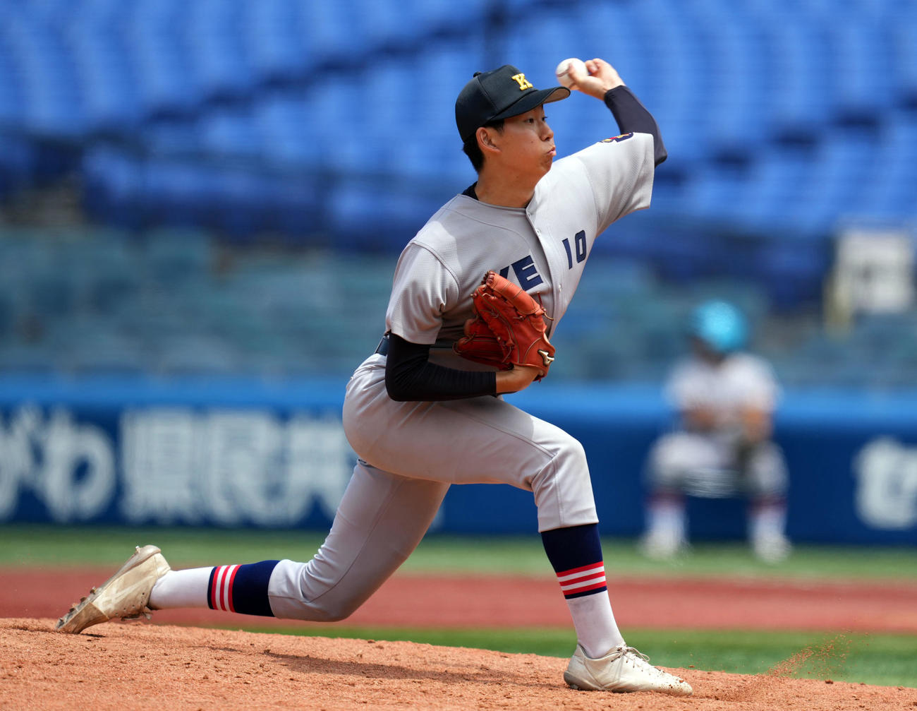 慶応対横浜創学館　6回表から登板する慶応2番手の鈴木（撮影・狩俣裕三）