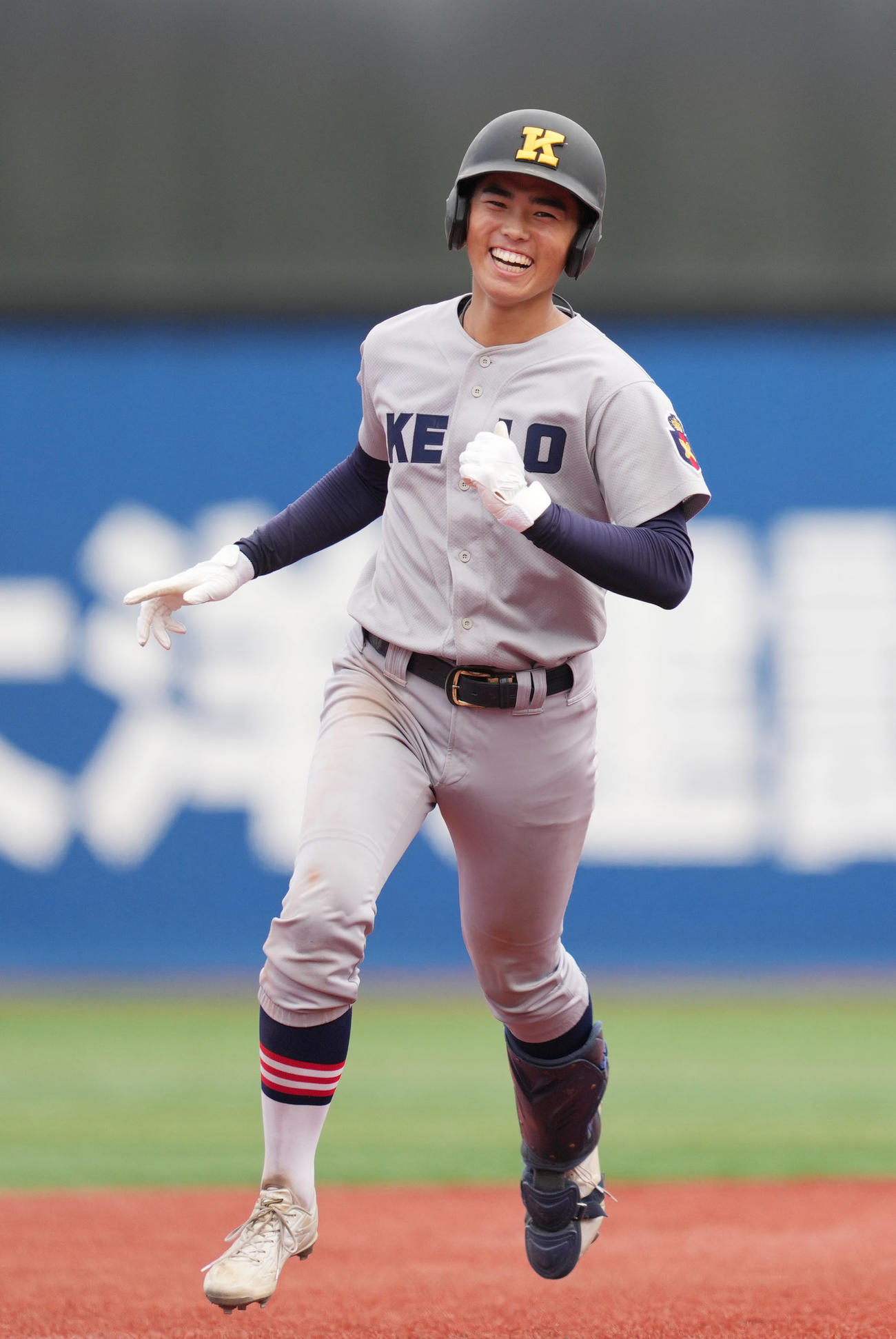 慶応対横浜創学館　4回裏慶応2死三塁、2点本塁打を放ち、さわやかな笑顔を見せる慶応・加藤（撮影・狩俣裕三）