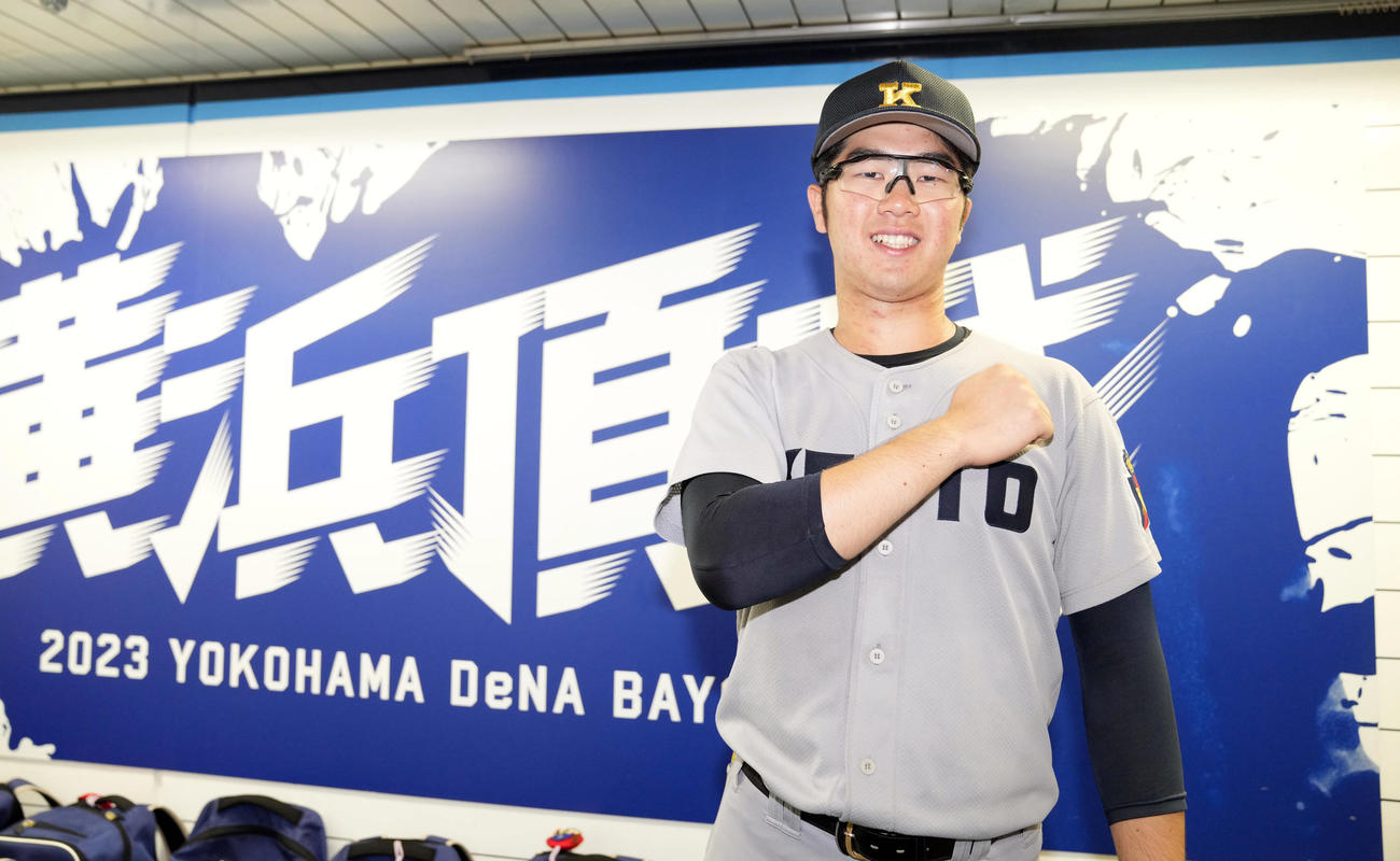 横浜創学館対慶応　試合後「デスターシャ！」を決める慶応・延末（撮影・狩俣裕三）