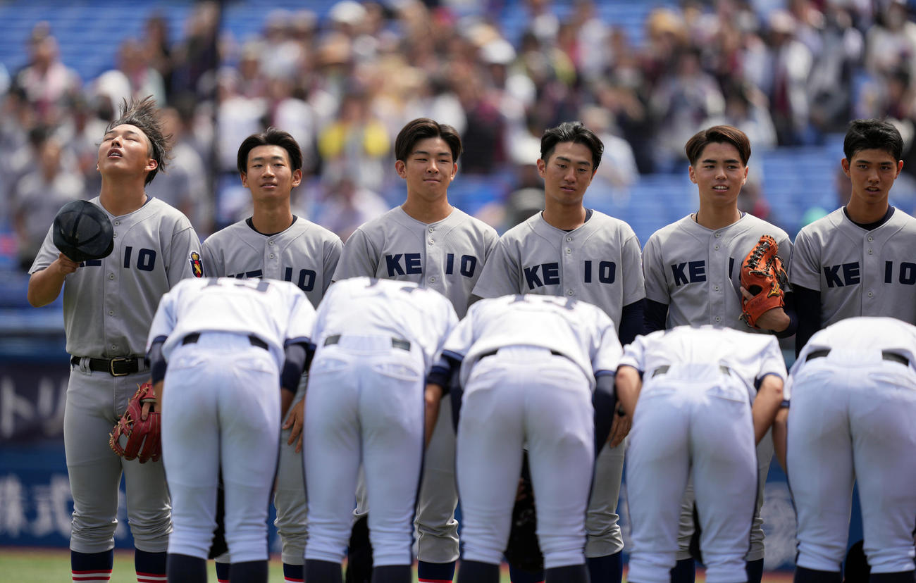 慶応対横浜創学館　試合前のあいさつで髪をなびかせる慶応・清原（左端）（撮影・狩俣裕三）
