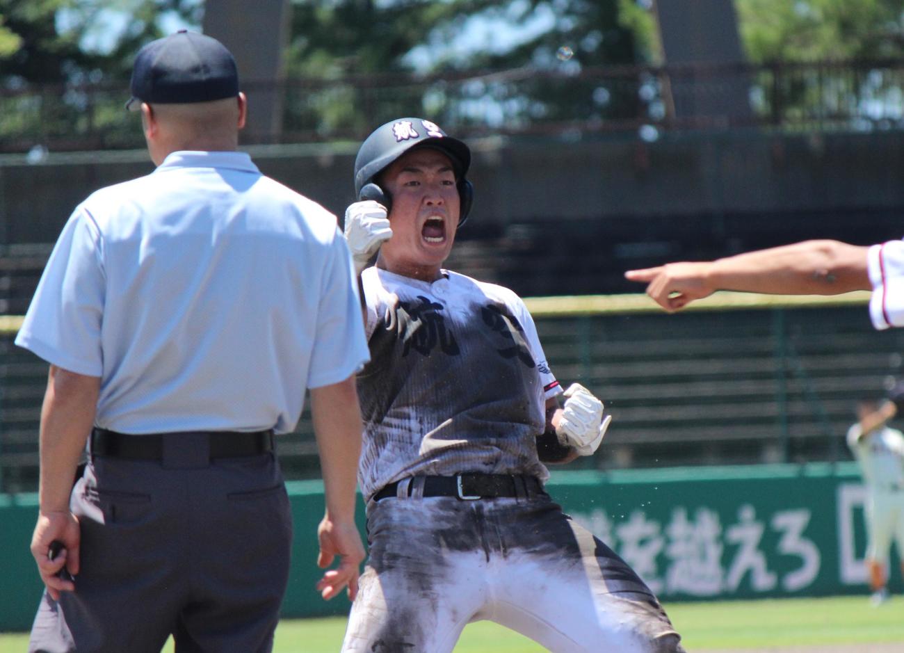 石川工対日本航空石川　7回、決勝の中越え三塁打を放ちガッツポーズの日本航空石川・竹内（撮影・柏原誠）