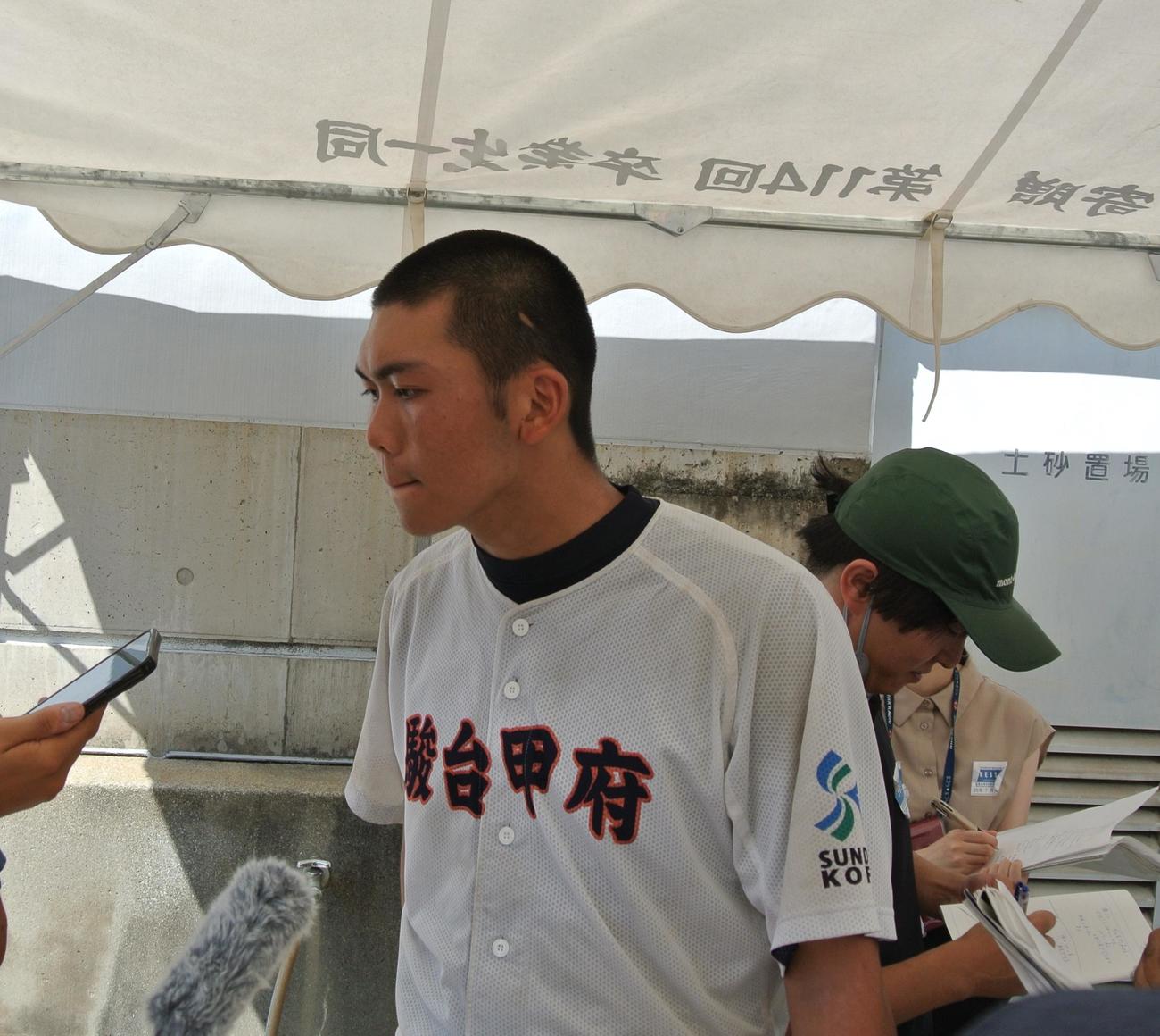 日本航空戦で自己最速を3キロ更新する151キロを連発した駿台甲府の平井智大投手（3年）