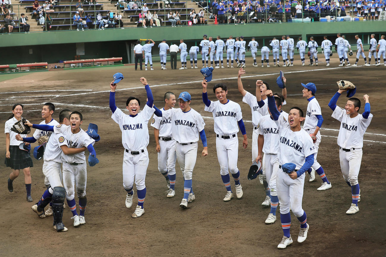 駒大対東海大菅生　東海大菅生（後方）を破り歓喜する駒大の選手ら（撮影・足立雅史）