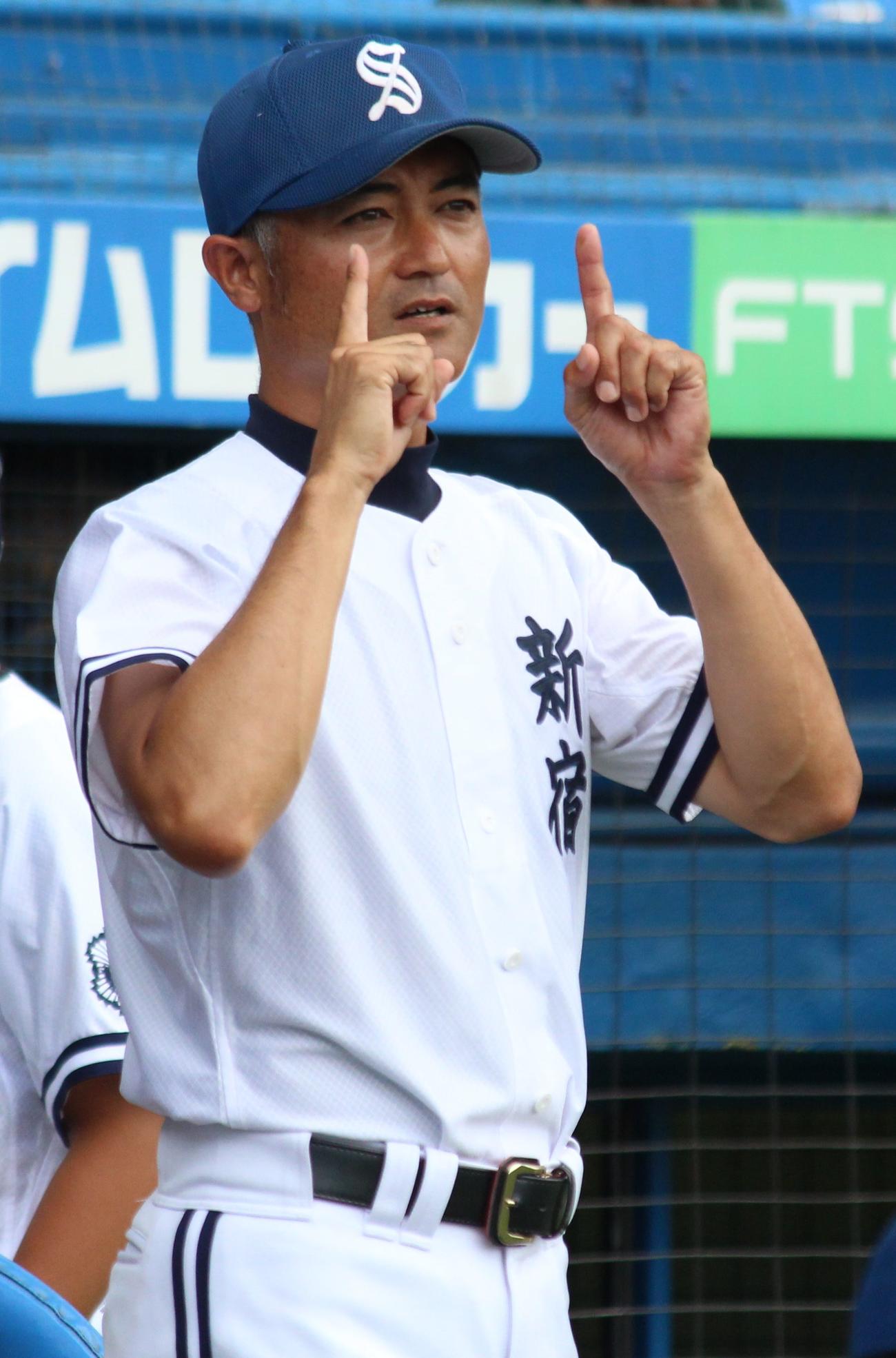 共栄学園対新宿　ベンチから指示を出す新宿・田久保監督（撮影・保坂恭子）