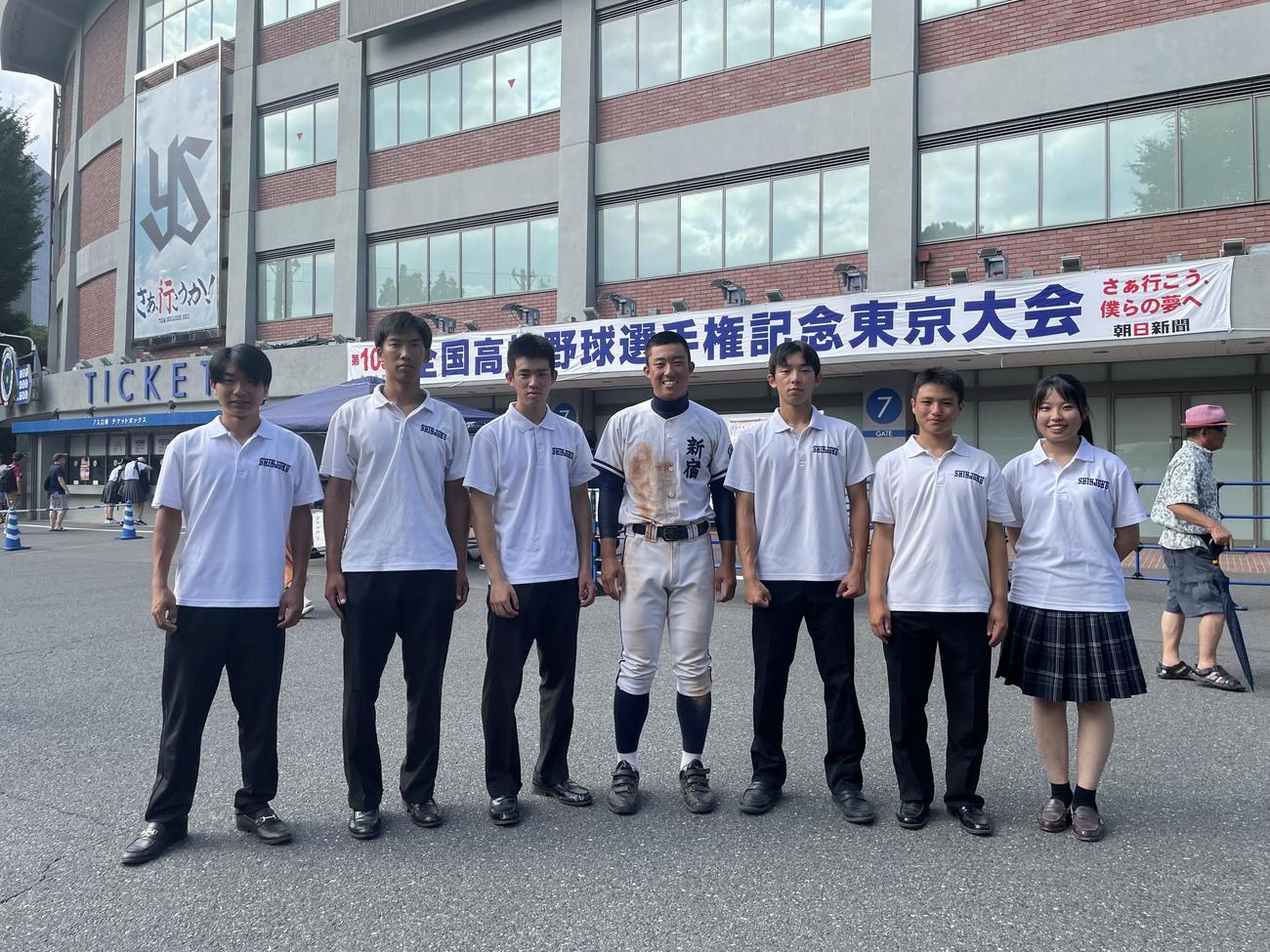 共栄学園対新宿　試合を終えた新宿の3年生で集合写真（撮影・保坂恭子）
