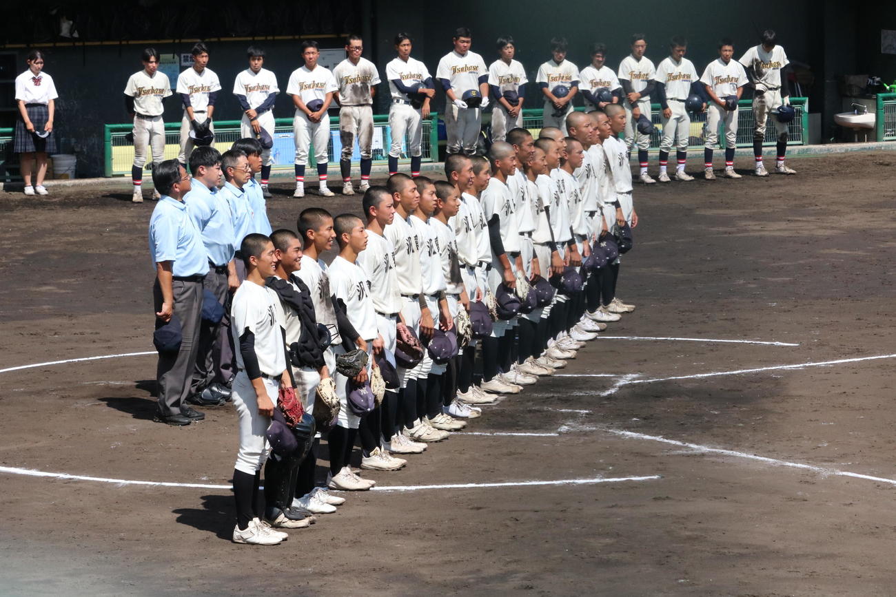 汎愛対北摂つばさ　快勝し校歌を歌う汎愛ナイン（撮影・林亮佑）