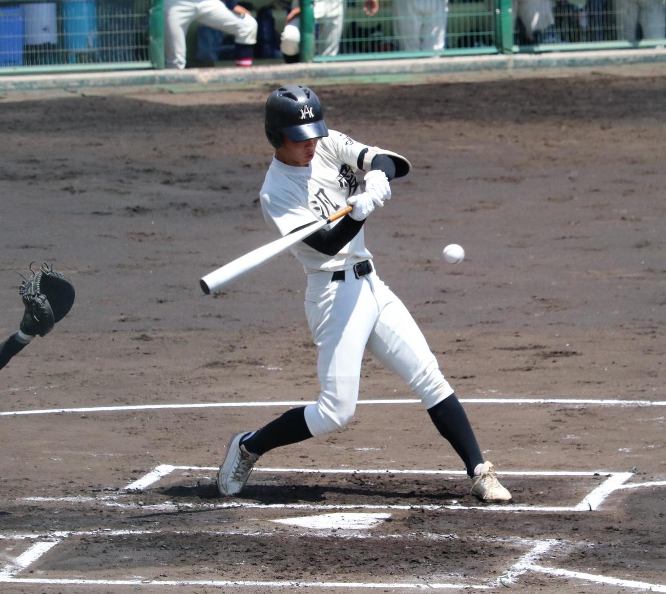 1回裏汎愛無死三塁、右翼へ先制犠飛を放つ渡辺慎人（撮影・林亮佑）
