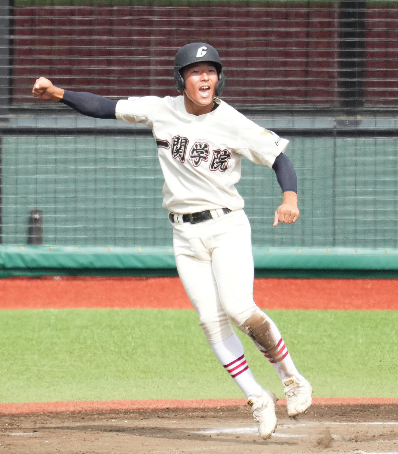 一関学院対大東　6回裏一関学院1死一、三塁、村上のスクイズで三塁から生還し、ガッツポーズを見せる小原（撮影・菅敏）