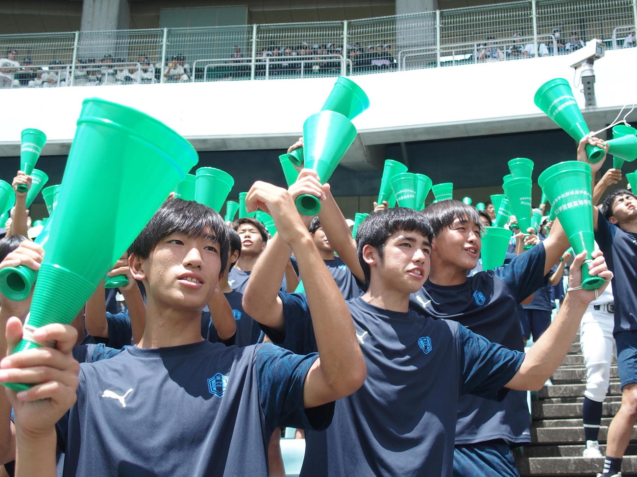 岡山学芸館対岡山理大付　スタンドで応援する全国高校選手権制覇の岡山学芸館サッカー部（撮影・永田淳）