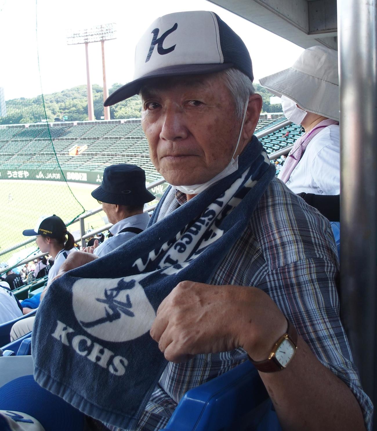 倉敷工対倉敷商　倉敷商を57年間応援し続ける剱持憲さん（撮影・永田淳）
