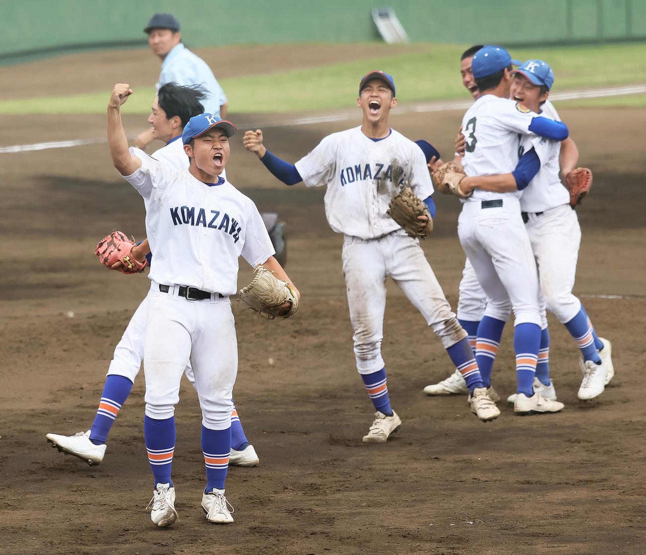 駒大高対東海大菅生　勝利しガッツポーズする駒大高・長谷川（左）ら（撮影・足立雅史）