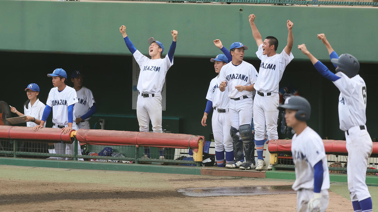駒大高対東海大菅生　タイブレークの10回表駒大高1死二、三塁、梶原の右前適時打で勝ち越しに成功し喜ぶナインら（撮影・足立雅史）