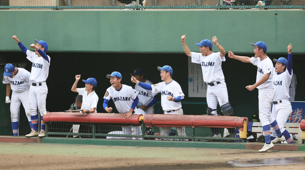 駒大高対東海大菅生　タイブレークの10回表、2点を奪い歓喜する駒大高の選手ら（撮影・足立雅史）
