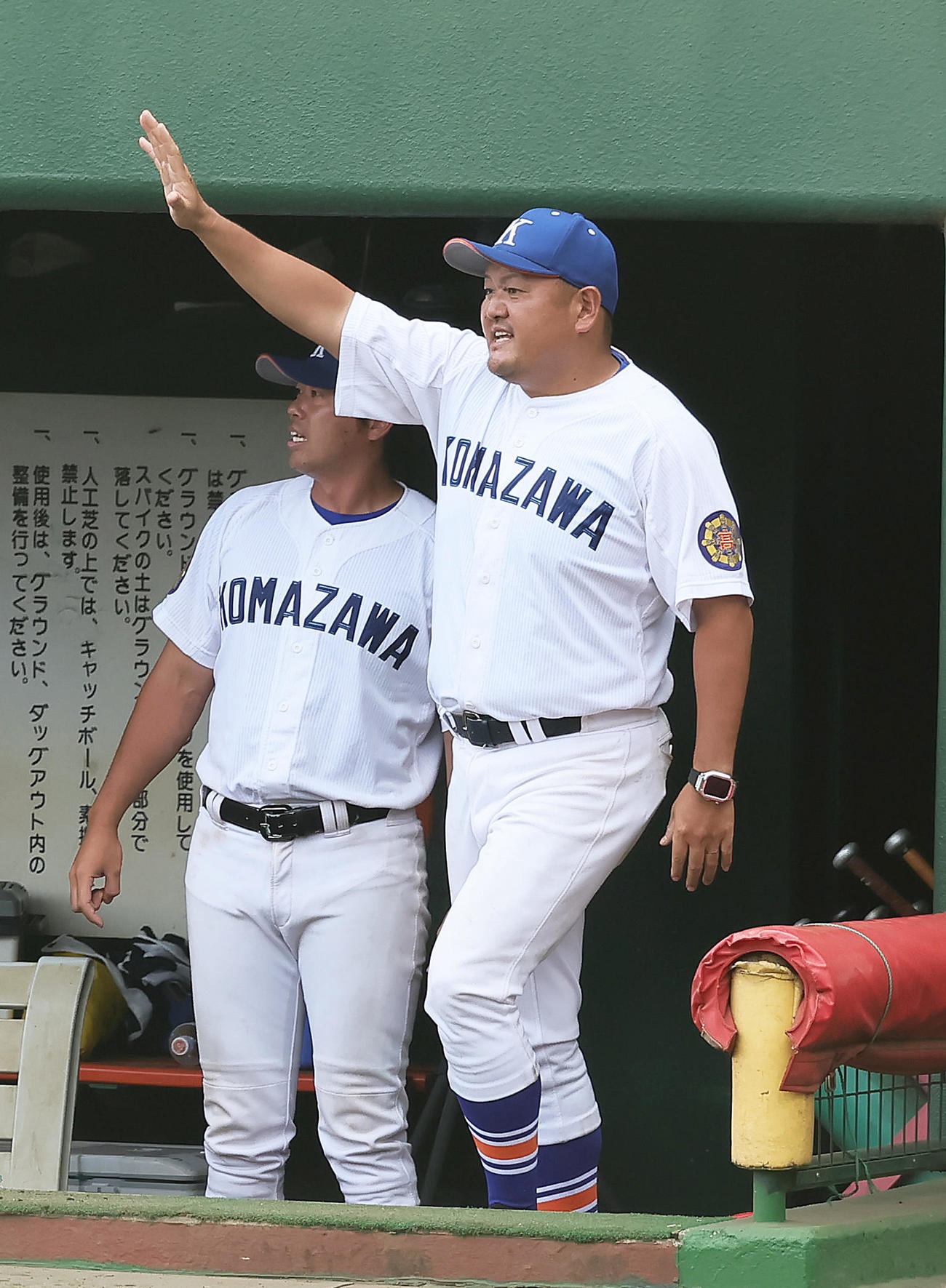 駒大高対東海大菅生　勝ち越しに笑顔を見せる駒大・川端監督（撮影・足立雅史）