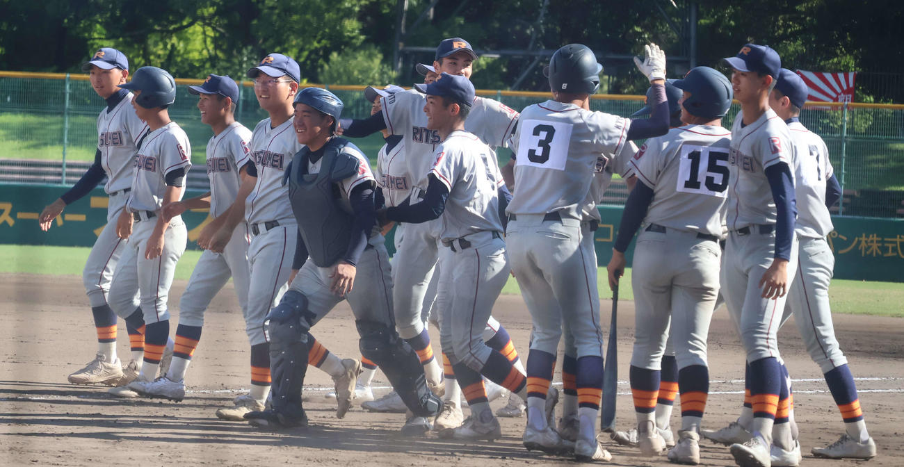 7回コールド勝ちし喜ぶ立命館ナイン（撮影・安岡拓磨）