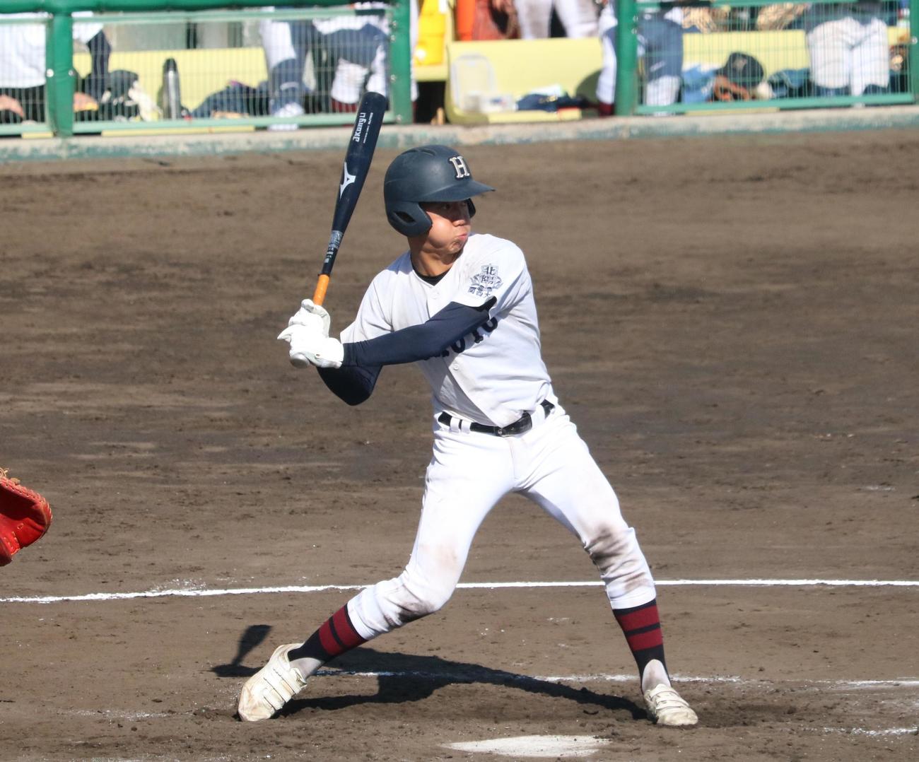 関大北陽対西野田工科　4回、関大北陽の井上功大捕手（3年）が左前打を放つ（撮影・林亮佑）＝2023年7月20日、豊中ローズ球場