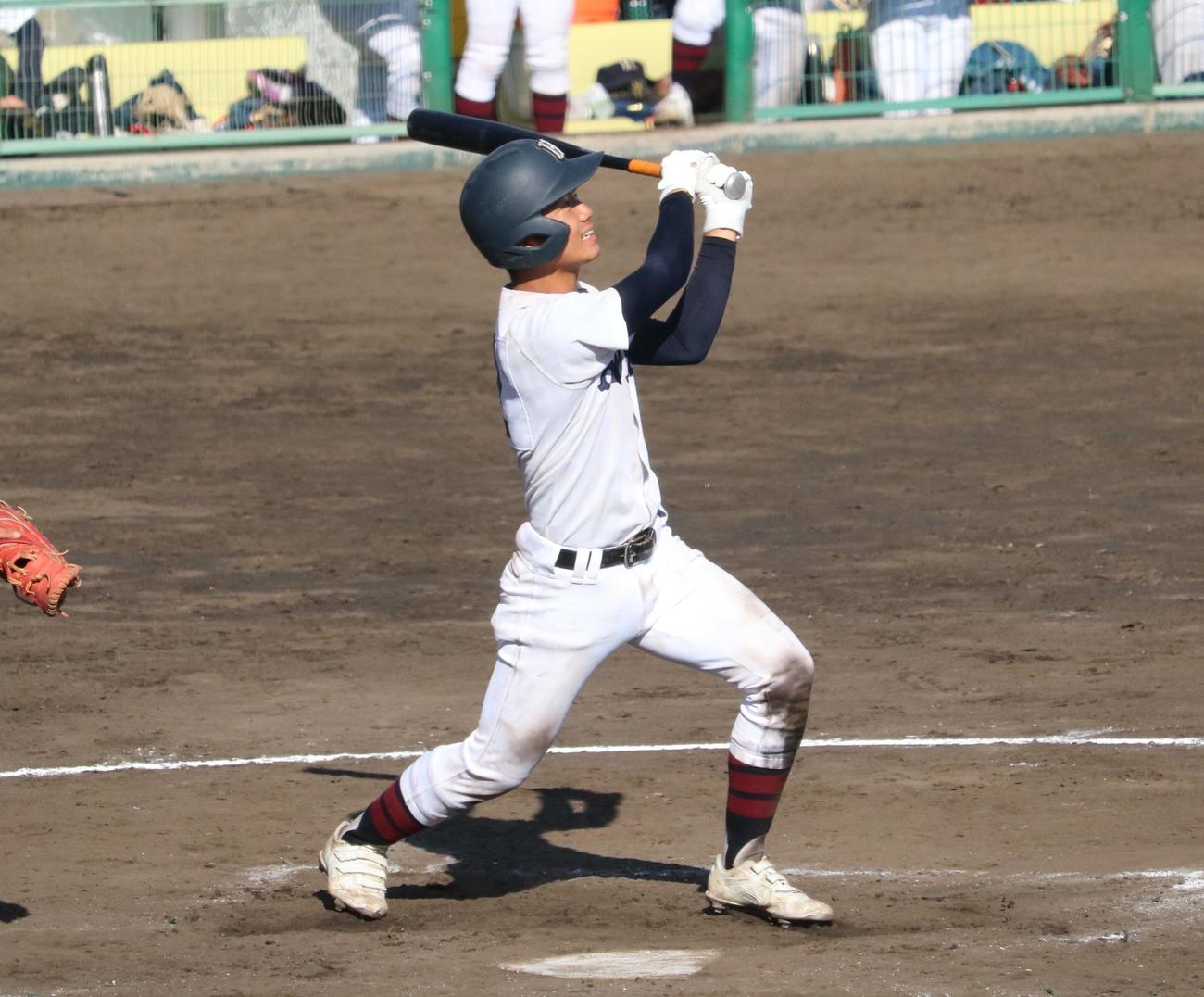 西野田工科対関大北陽　5回1死三塁、関大北陽・井上が左翼へ犠飛を放つ（撮影・林亮佑
