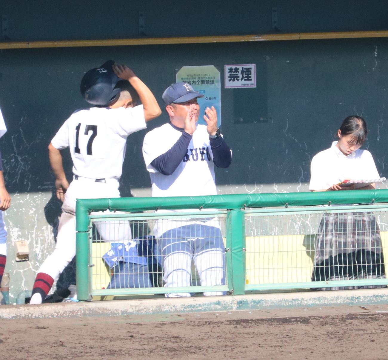 西野田工科対関大北陽　得点が入り、ベンチで拍手する関大北陽・辻本監督（撮影・林亮佑）