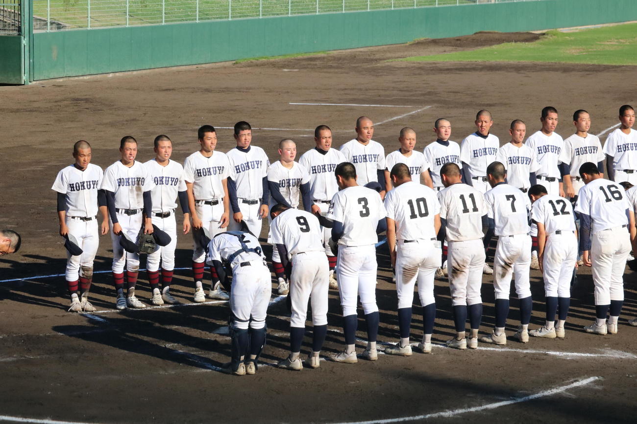 西野田工科対関大北陽　試合を終え、あいさつする関大北陽ナイン（奥）と西野田工科ナイン（撮影・林亮佑）