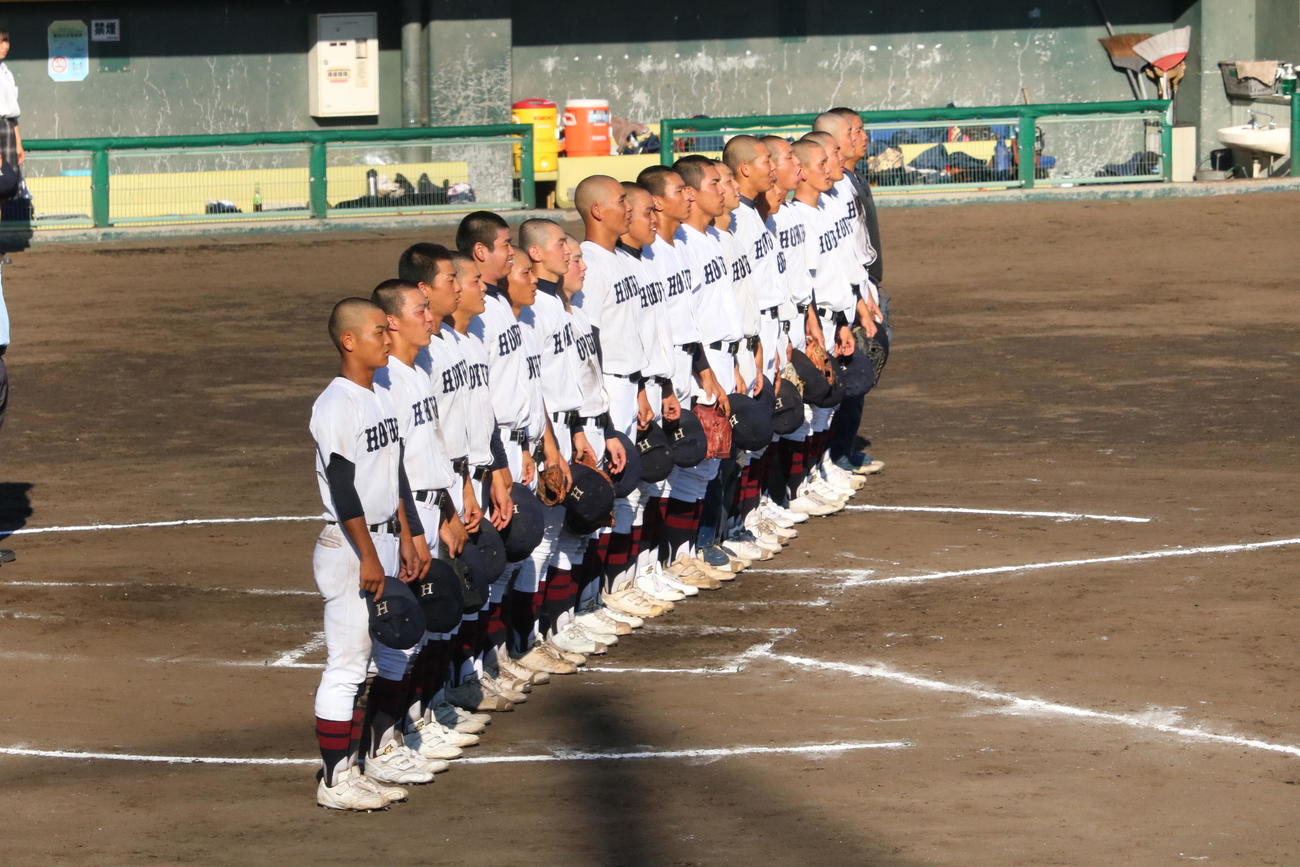 関大北陽対西野田工科　試合に勝ち、校歌を歌う関大北陽ナイン（撮影・林亮佑）＝2023年7月20日、豊中ローズ球場