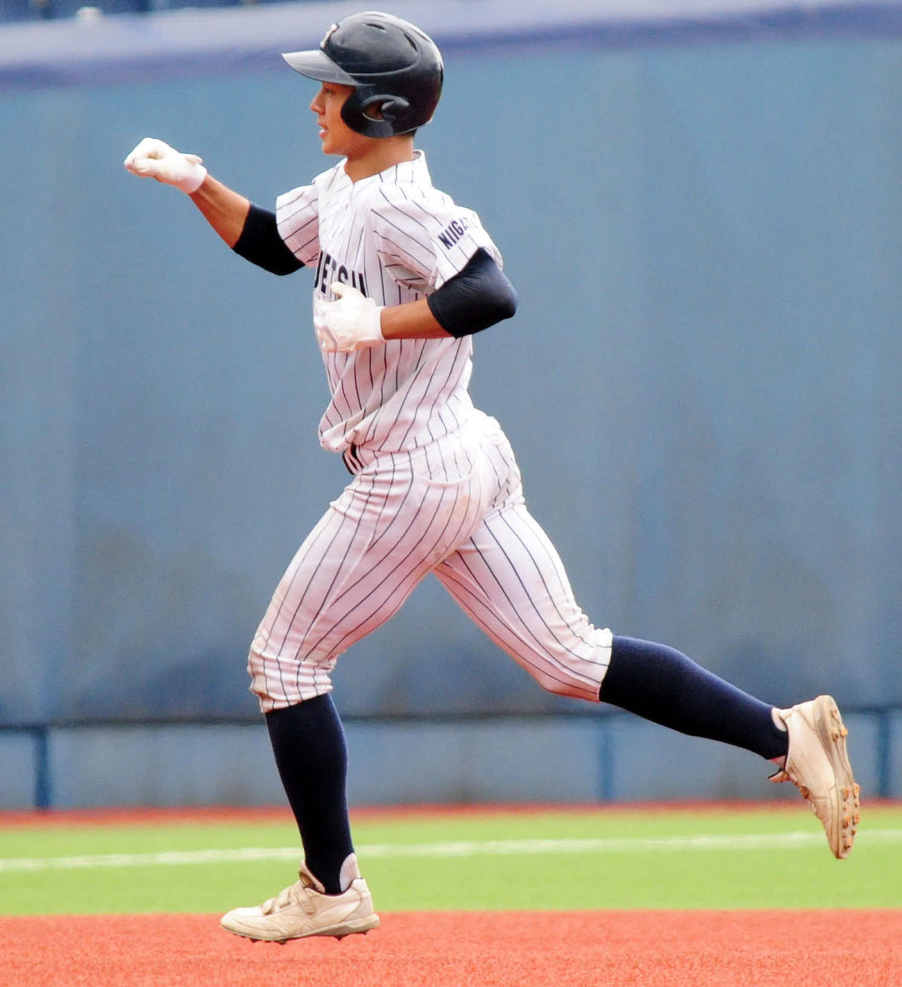 三条対北越　5回に古俣に続く2者連続本塁打を放ち、右拳を突き出す北越・佐藤倖