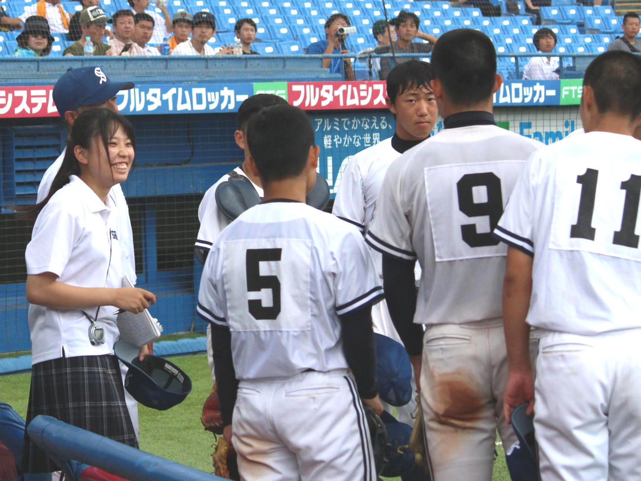 共栄学園対新宿　9回表の攻撃前に円陣で声だしをする新宿・長沢マネジャー（左端）（撮影・保坂恭子）