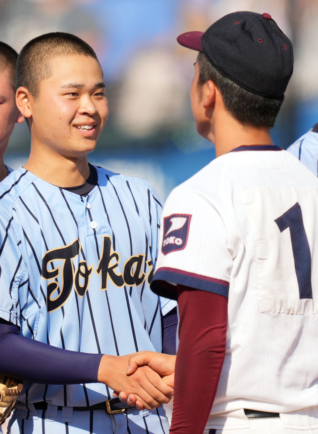 桐光学園対東海大相模　試合後、投げ合った桐光学園先発の中平（右）と握手を交わす東海大相模先発の子安（撮影・狩俣裕三）