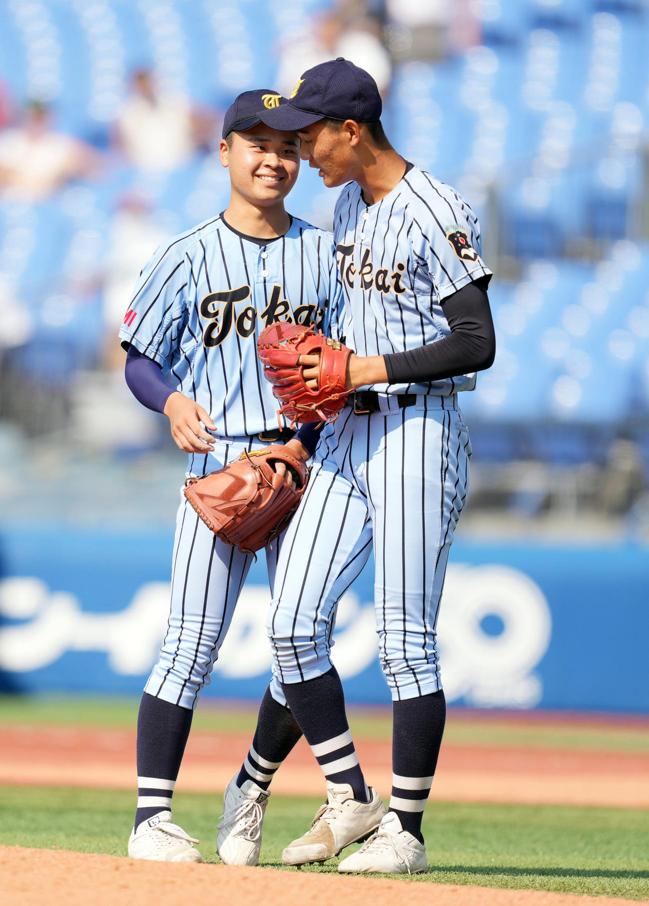 桐光学園対東海大相模　8回表途中、笑顔で東海大相模2番手の福田（右）と交代する先発の子安（撮影・狩俣裕三）