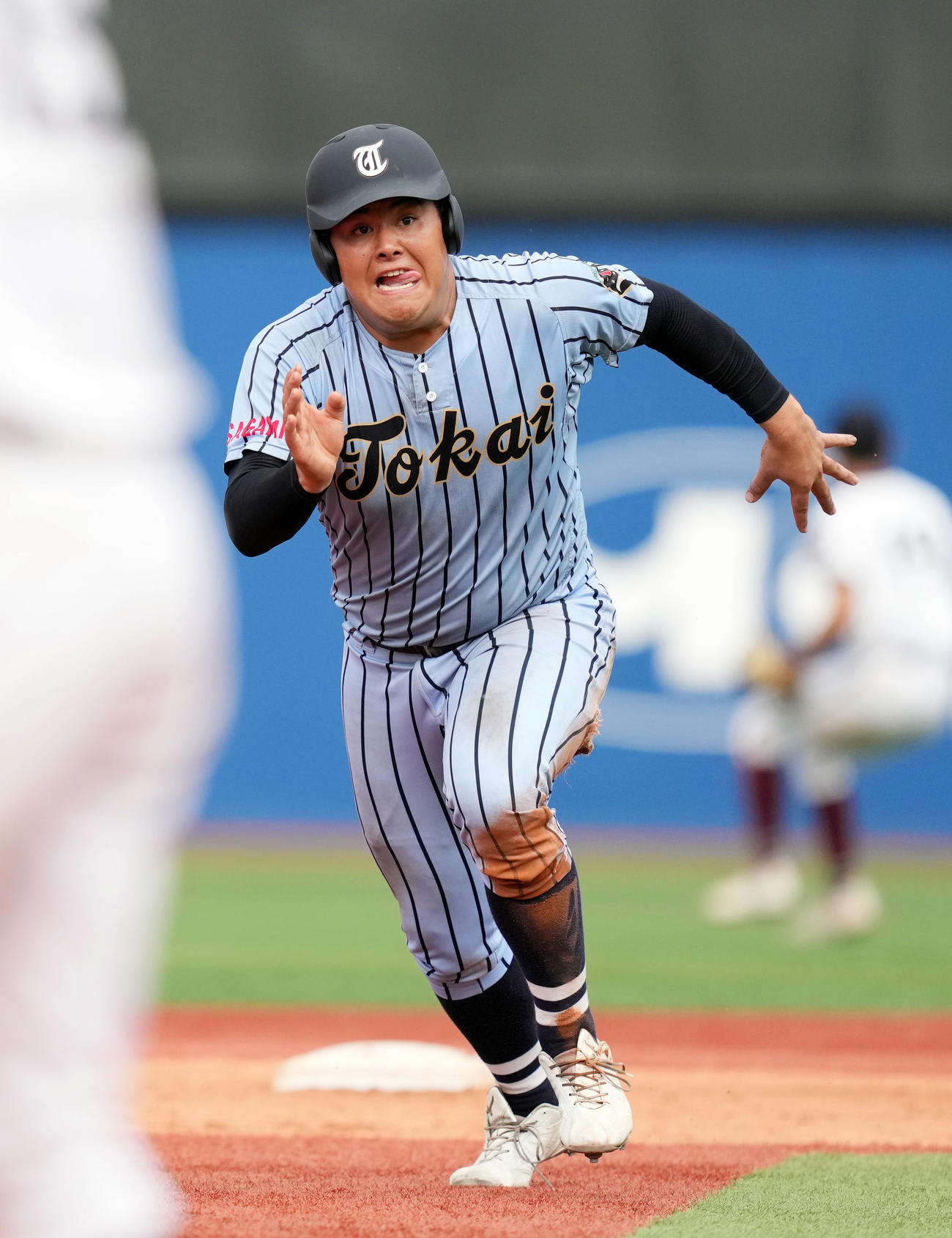 桐光学園対東海大相模　2回裏東海大相模1死二塁、東海大相模・中村龍の適時二塁打で必死に生還を狙う松本（撮影・狩俣裕三）