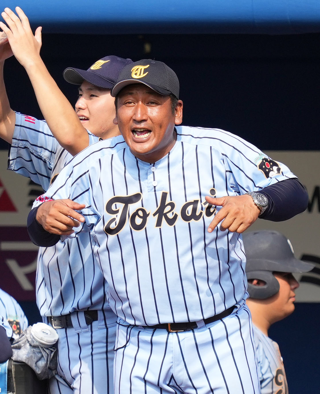 桐光学園対東海大相模　試合中、笑顔で指示を出す東海大相模・原監督（撮影・狩俣裕三）