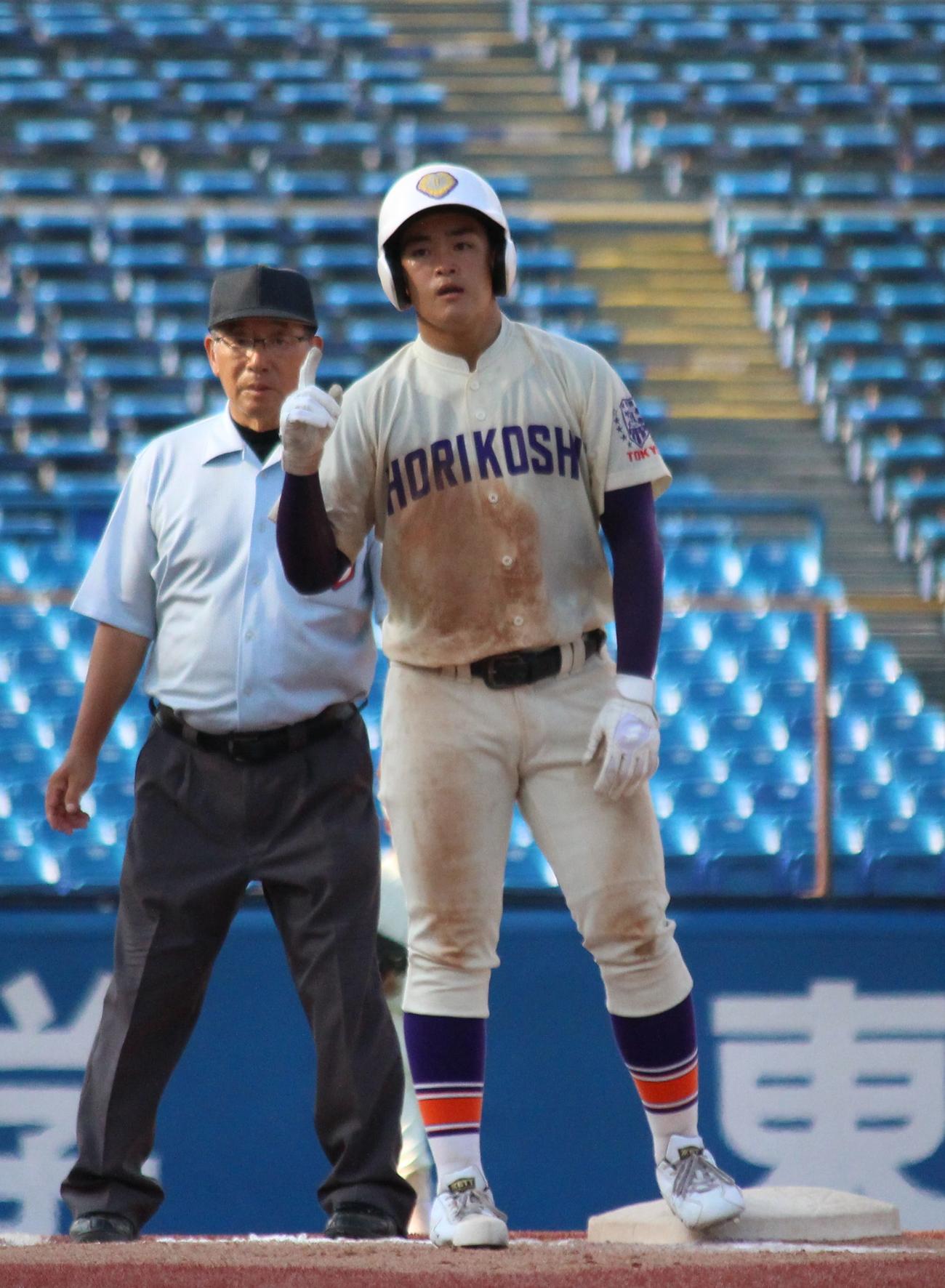 堀越対九段中教校　9回表堀越1死二、三塁、適時三塁打を放った高田（撮影・保坂恭子）