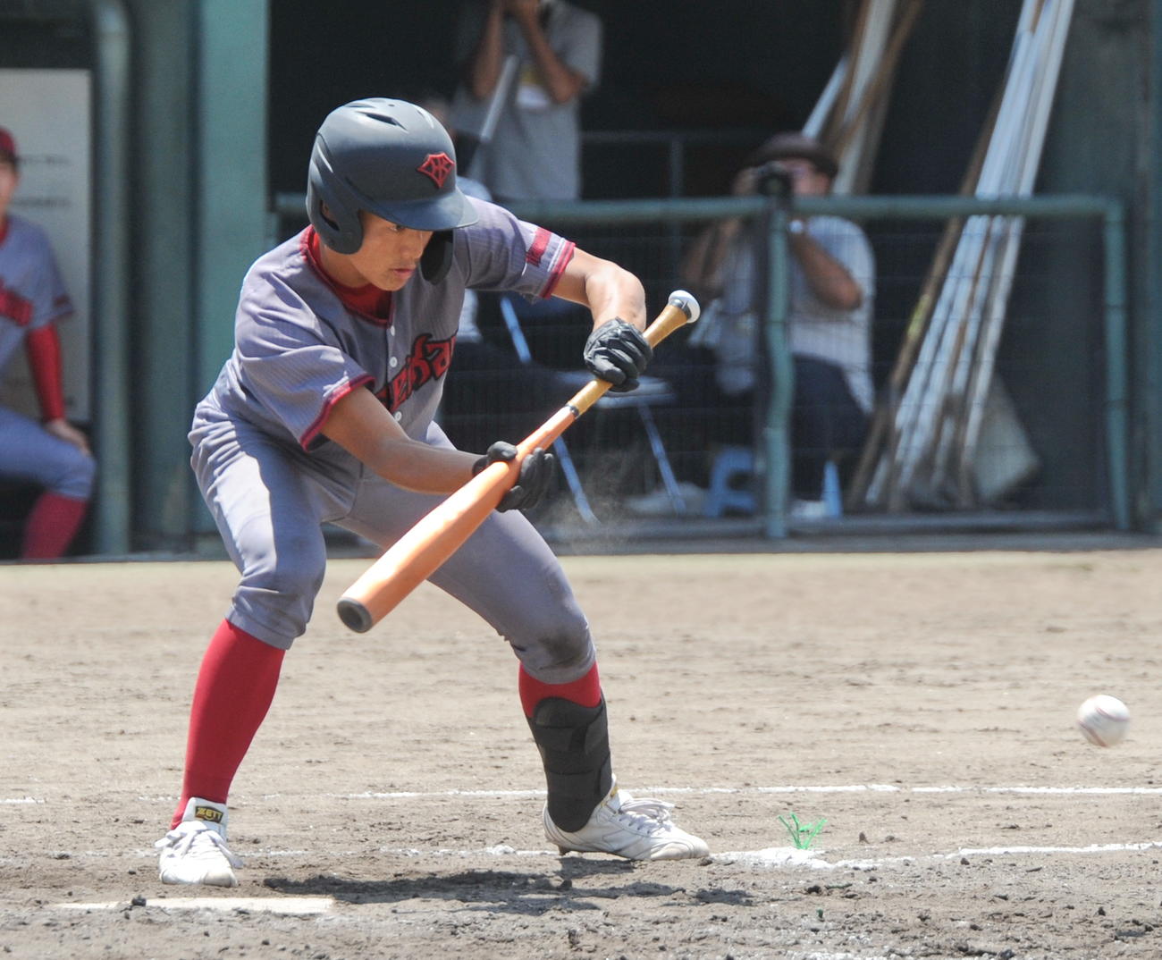 5回1死二、三塁、勝ち越しのスクイズを決める浜松開誠館・吉松