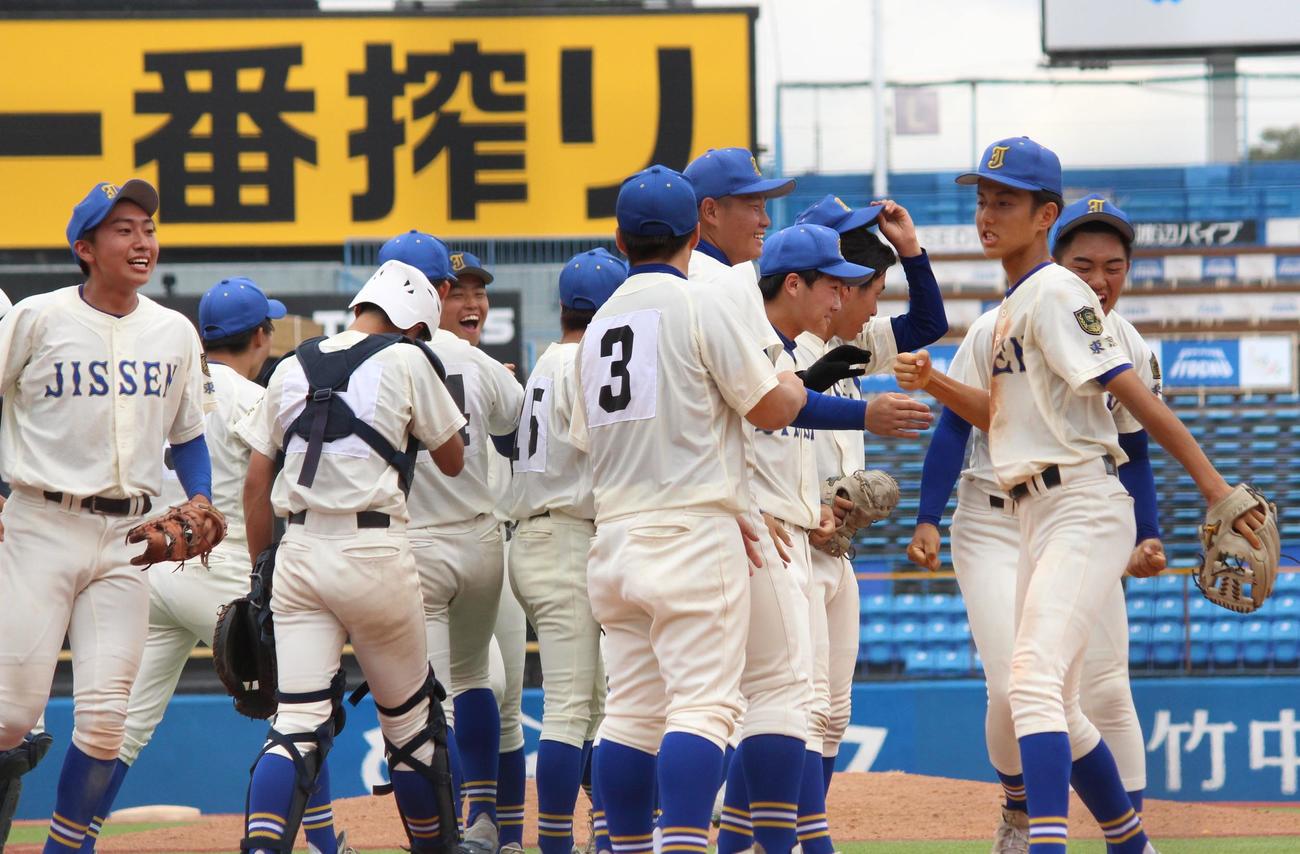 実践学園対東京成徳大高　逆転勝ちし、喜ぶ実践学園の選手たち（撮影・保坂恭子）