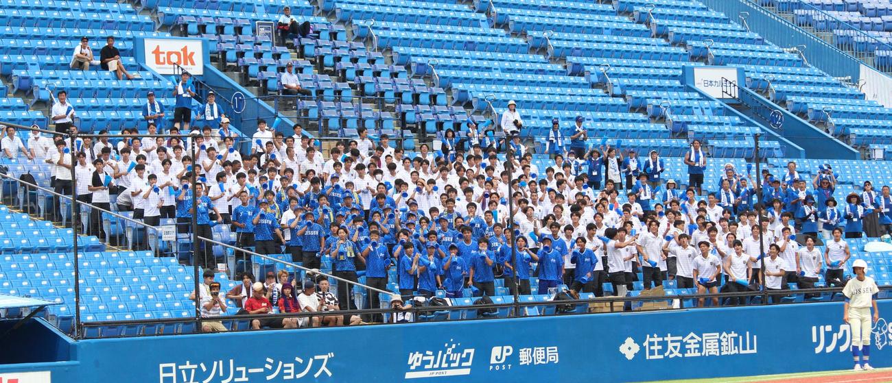 実践学園対東京成徳大高　スポーツ・サイエンスコースの生徒が駆けつけた実践学園のスタンド（撮影・保坂恭子）