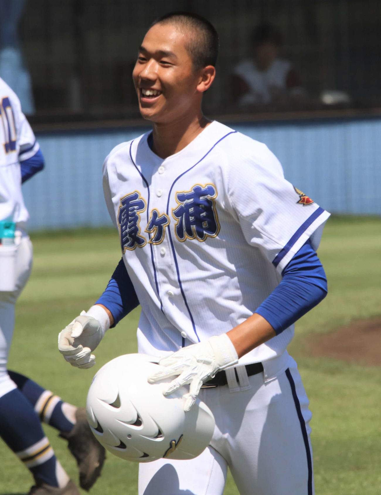 霞ケ浦対水戸一　3回裏終了後、笑顔の霞ケ浦・木村（撮影・村山玄）