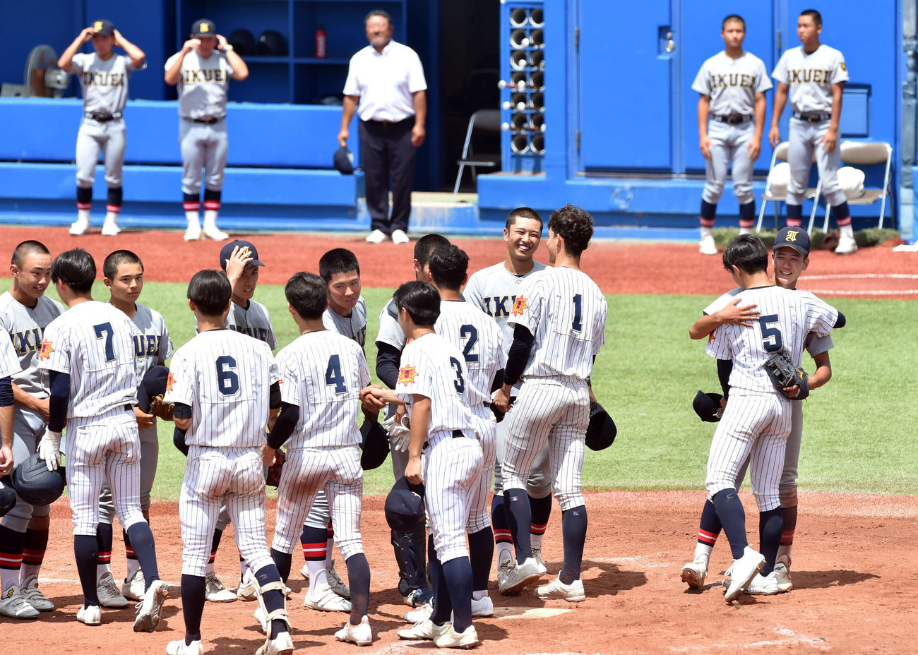 仙台育英対東北　試合後、互いの健闘をたたえ合う仙台育英ナインと東北ナイン（撮影・相沢孔志）
