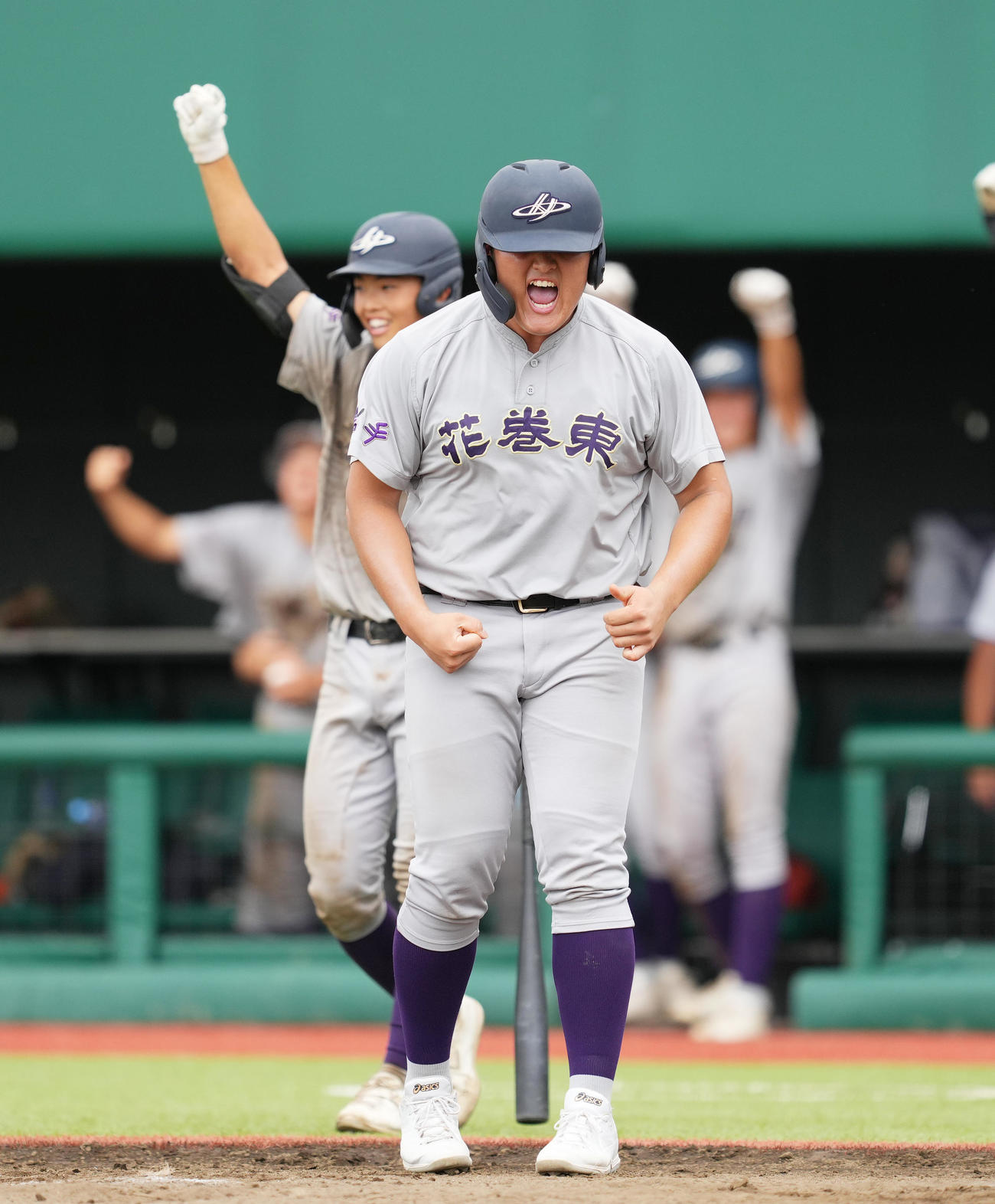 花巻東対水沢商　11回表花巻東1死二、三塁、久慈の2点適時三塁打で三塁から生還し、雄たけびを上げる佐々木（撮影・菅敏）