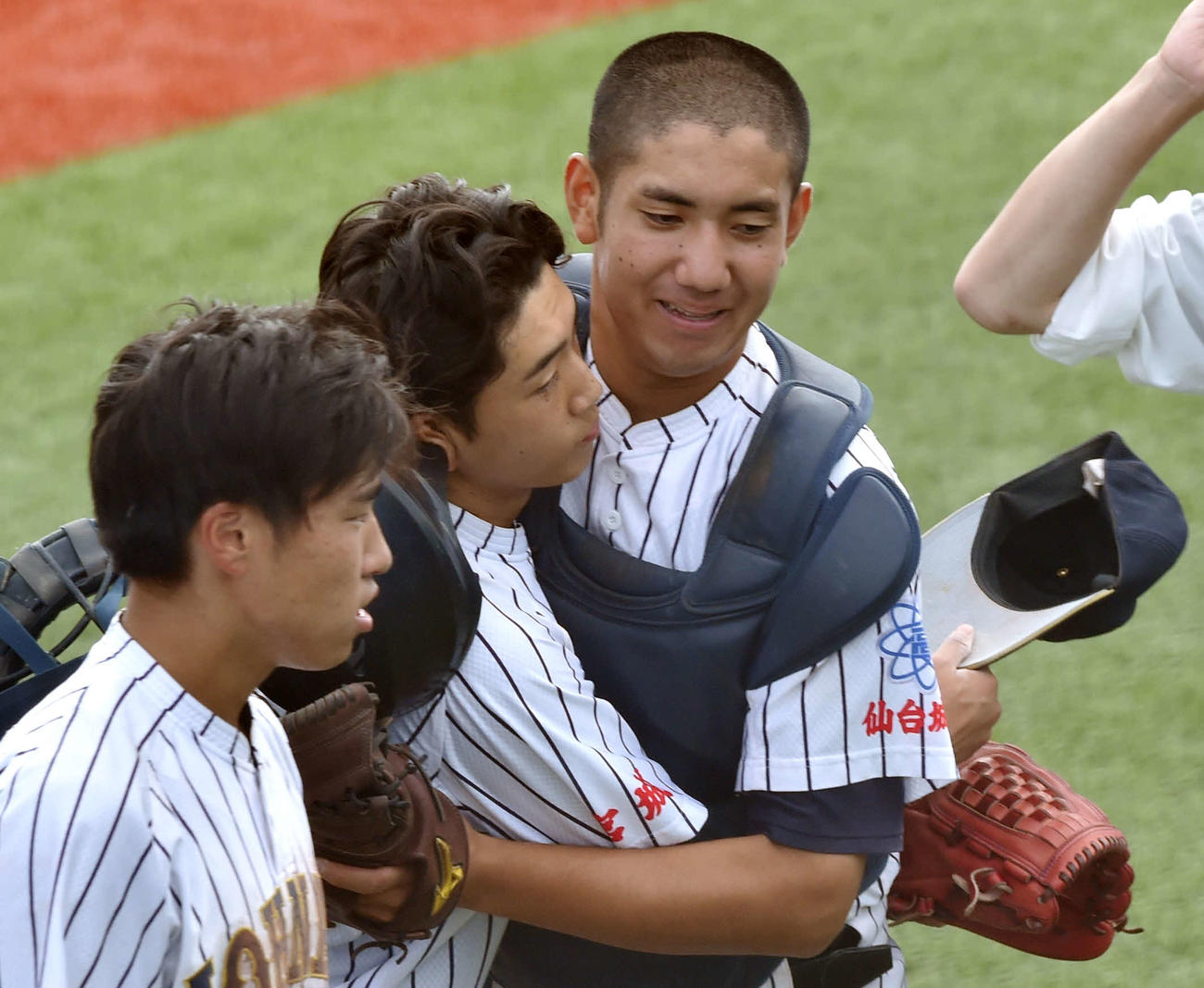 古川学園対仙台城南　31年ぶり4強入りを決め、あいさつ後に岡村（右）と抱き合う安住（撮影・相沢孔志）