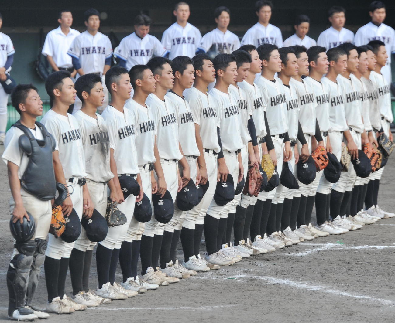 試合後、会場に流れる校歌を聴く浜松工ナイン（手前）　