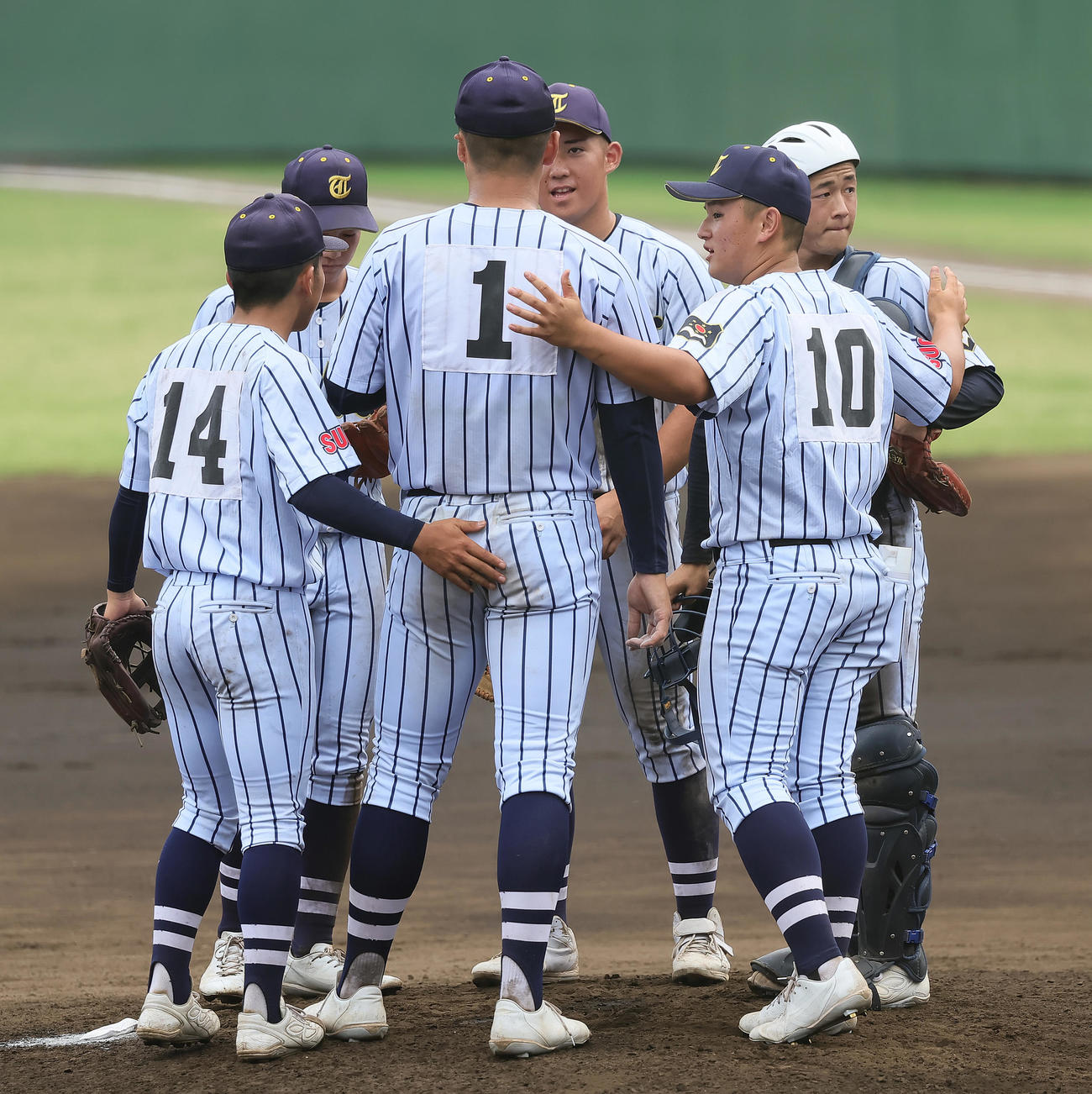 駒大高対東海大菅生　タイブレークの10回表駒大高に勝ち越しを許したマウンドの日当（中央）に声をかける渡部（右）（撮影・足立雅史）