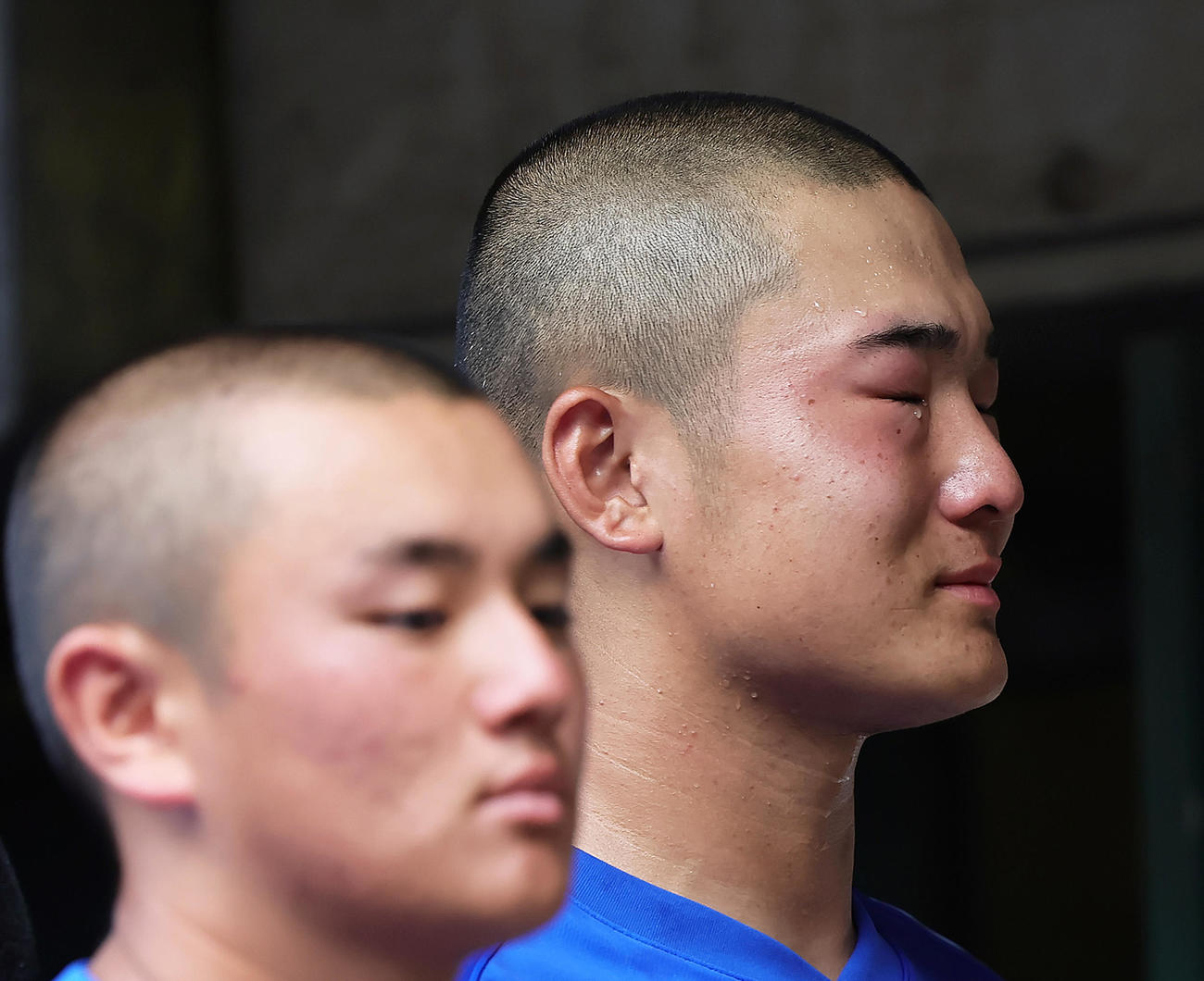 駒大高対東海大菅生　試合後、吹奏楽部の歌を聞き涙を流す東海大菅生・日当（右）。左は渡部（撮影・足立雅史）