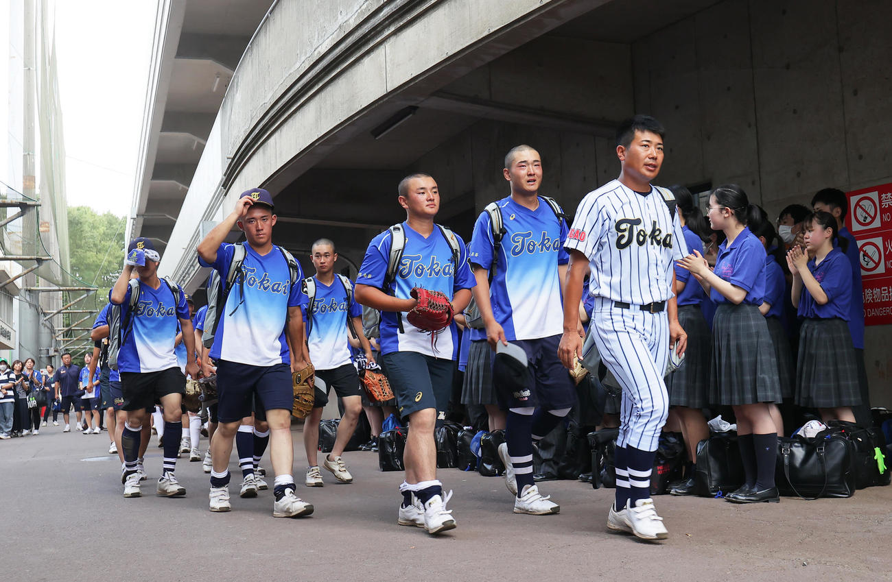 駒大高対東海大菅生　敗れ球場を後にする東海大菅生の、右から宮原監督、日当、渡部ら（撮影・足立雅史）
