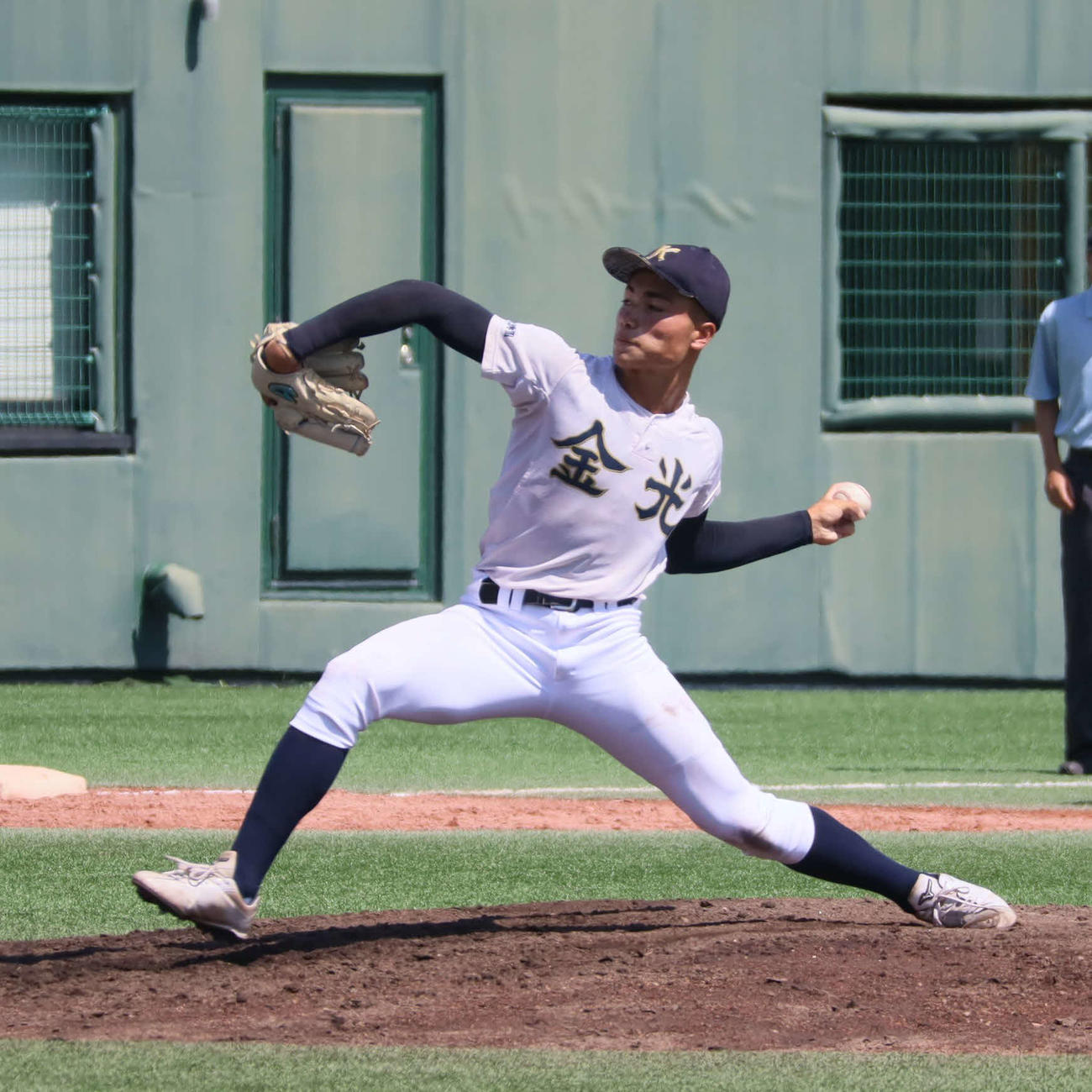 金光大阪対四條畷　四條畷戦で5回から登板した金光大阪のキャリー（撮影・村松万里子）