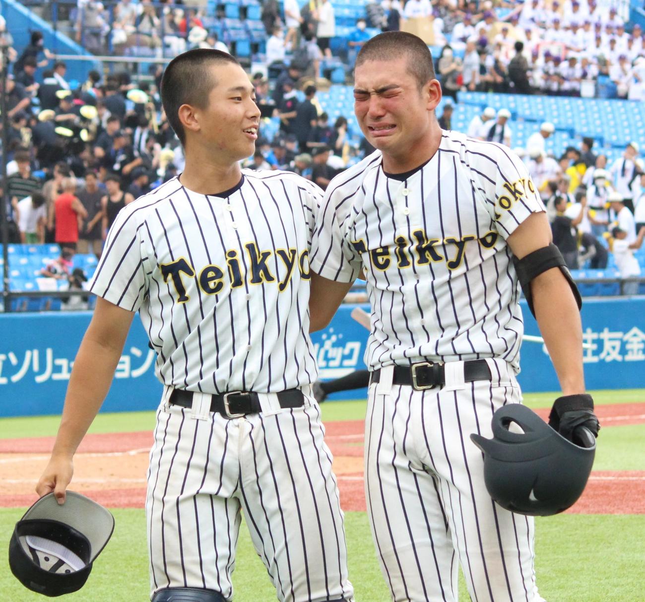 岩倉対帝京　「すみませんでした」謝りながら涙する帝京・西崎（右）（撮影・保坂恭子）