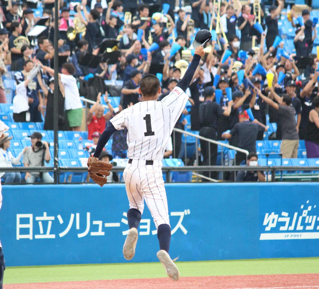 岩倉対帝京　勝利し、ジャンプをして喜ぶ岩倉・大野（手前）（撮影・保坂恭子）