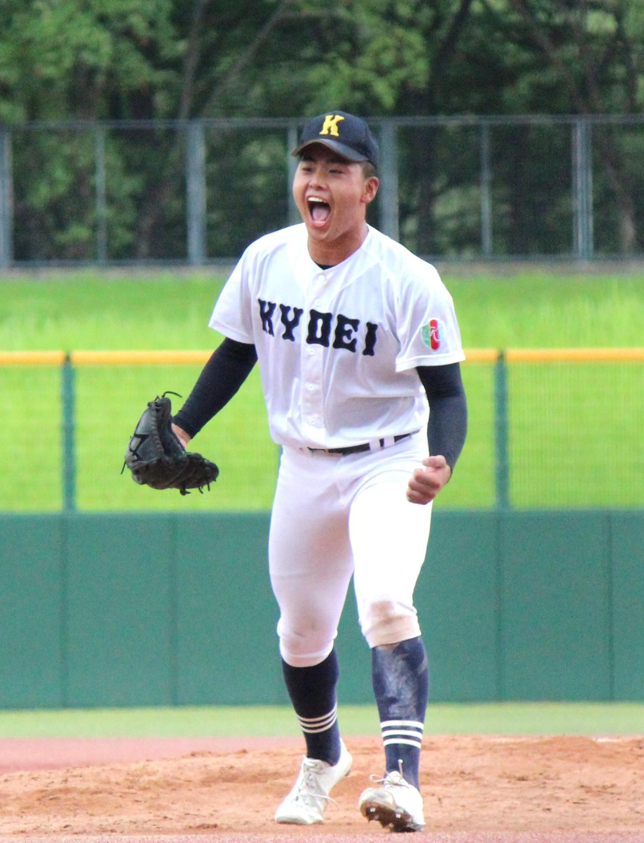 享栄対愛知産大工　4回のピンチを切り抜け叫ぶ享栄・東松（撮影・柏原誠）