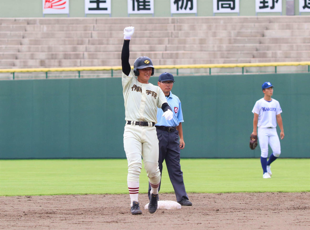 白鴎大足利対作新学院　5回裏作新学院2死一、三塁、左越えに適時二塁打を放った斎藤綾介内野手がガッツポーズを見せる（撮影・黒須亮）