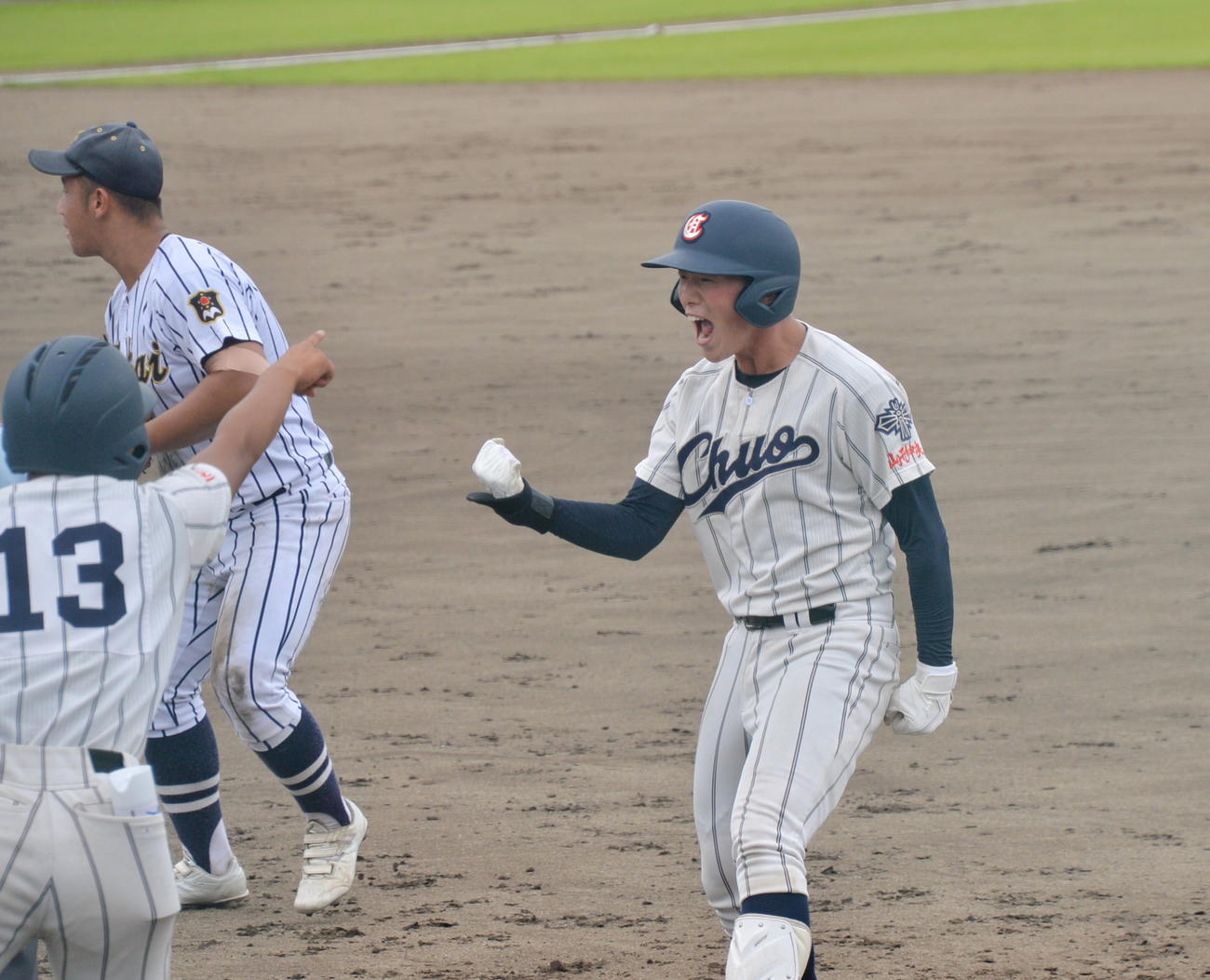 東海大山形対山形中央　1－1で迎えた3回2死二塁、中堅への決勝適時打を放ち、一塁上で雄たけびをあげる山形中央・中川（撮影・濱本神威）