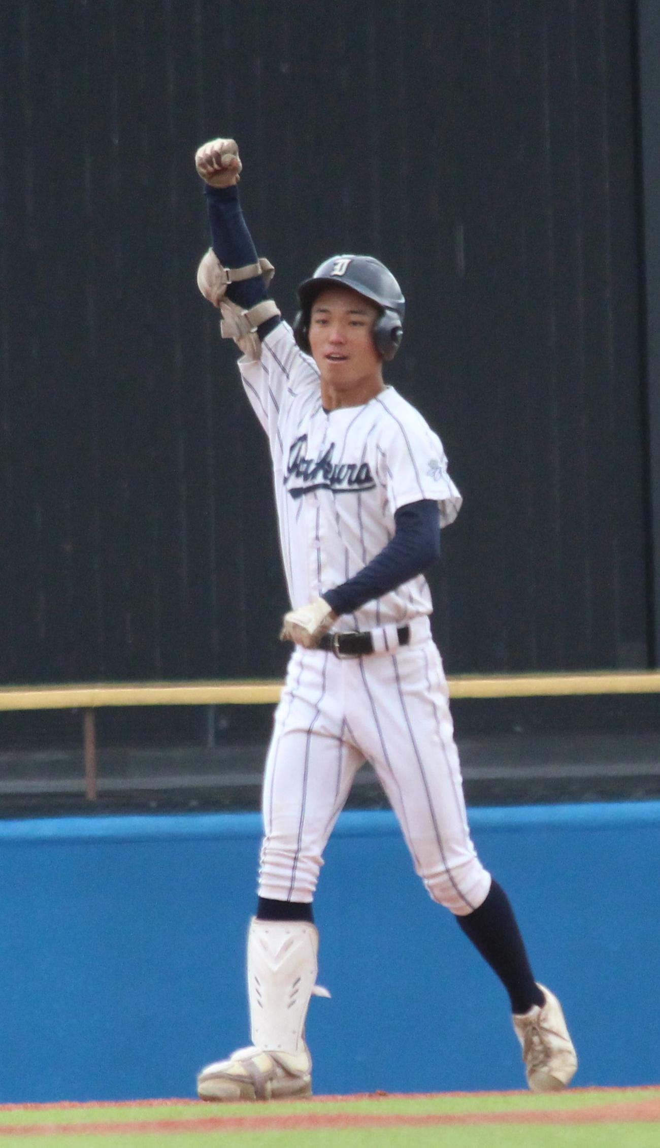 岩倉対帝京　1回表岩倉1死一、三塁、先制の適時二塁打を放ちガッツポーズをする大野（撮影・保坂恭子）