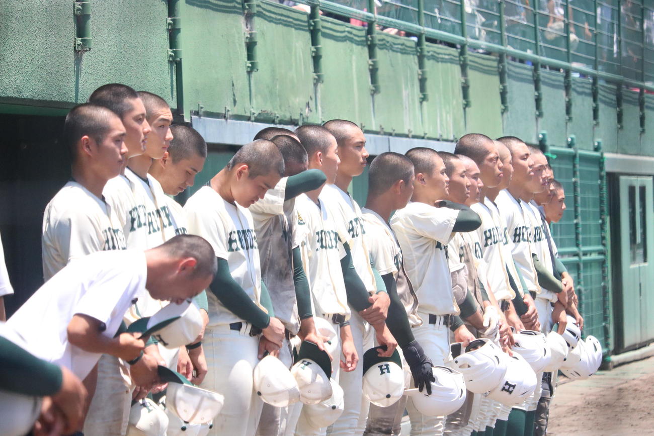 神戸国際大付対報徳学園　試合に敗れた報徳学園ナインは肩を落とす（撮影・林亮佑）